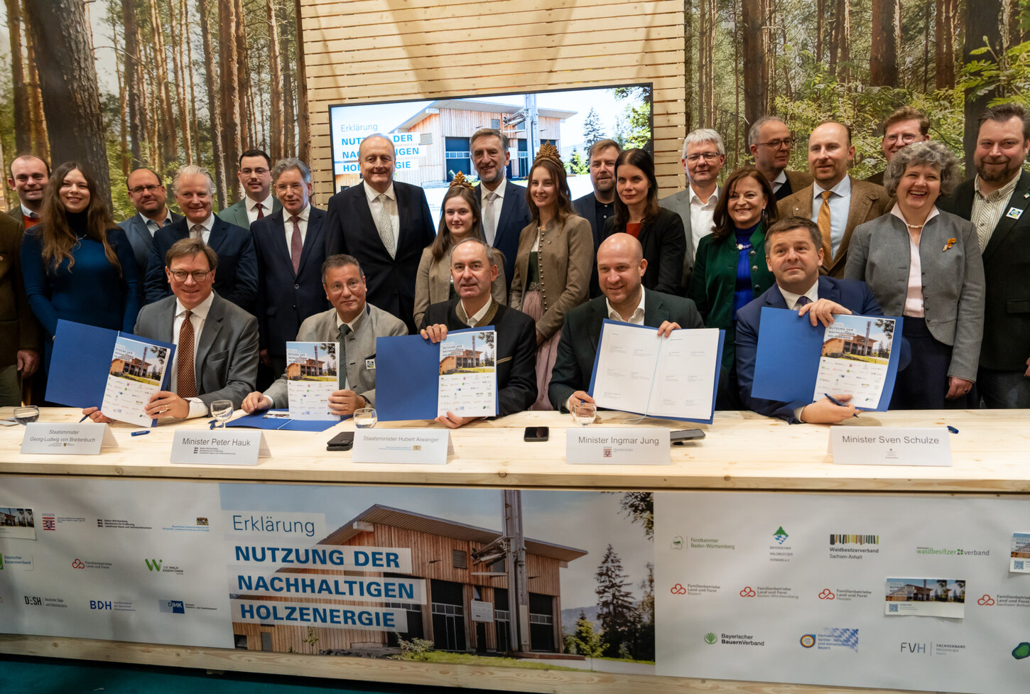 Unterzeichnung der Erklärung zur Holzenergie in Berlin: Gruppenfoto der beteiligten Landesministerinnen und Landesminister